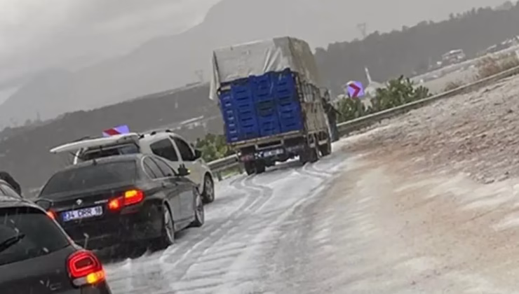 Antalya’da şiddetli yağış ulaşımı felç etti