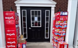 Bir anda kapısına onbinlerce lolipop bırakıldı… Anne şoka uğradı!