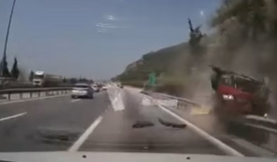 Dehşeti arkadaki araç görüntüledi! Cip bariyerlere çıktı | son dakika haberleri | Son dakika haberleri