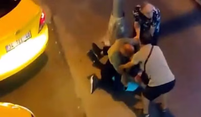 İstanbul'da dehşet! İki taksicinin yumruk yumruğa müşteri kavgası! | Son dakika haberleri