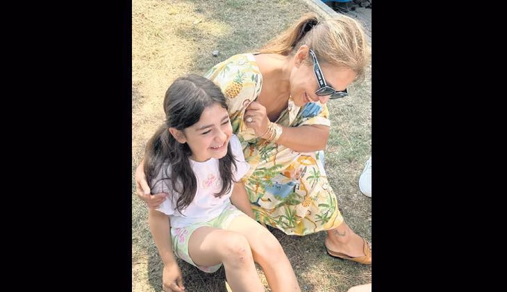 Minik hayranının gönlünü aldı