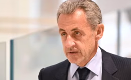 Sarkozy’nin iki nişanı geri alındı
