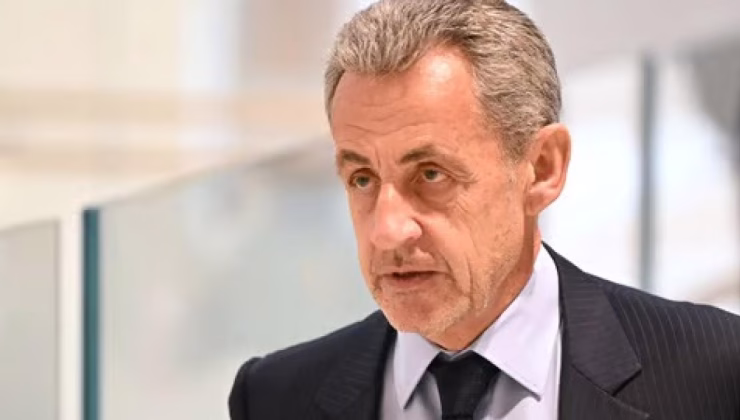 Sarkozy’nin iki nişanı geri alındı
