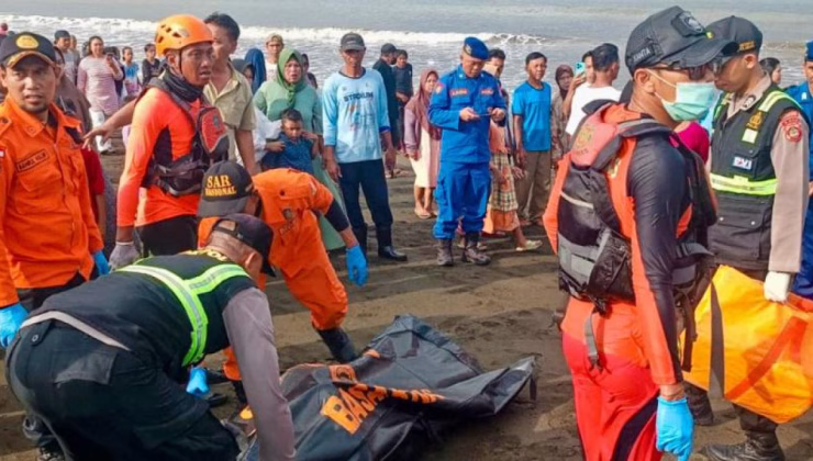 Endonezya’da feci kaza! 4 ölü…Batan feribottaki 30 kişi hala kayıp!