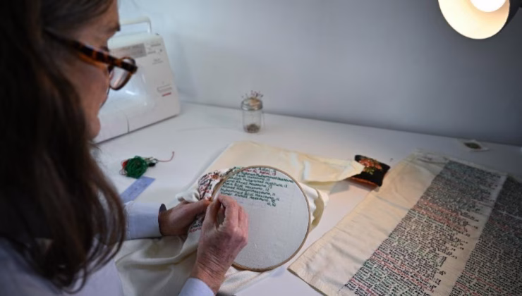 Gazze’deki şehitlerin isimlerini kumaşlara işliyor