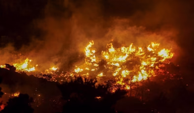Girit adası alev alev yanıyor! Binlerce kişi tahliye edildi