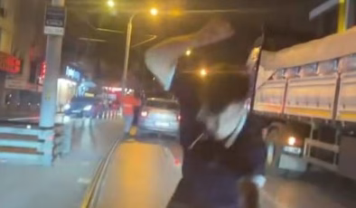 Güngören’de yol verme kavgasında otomobilin camını yumrukla kırdı