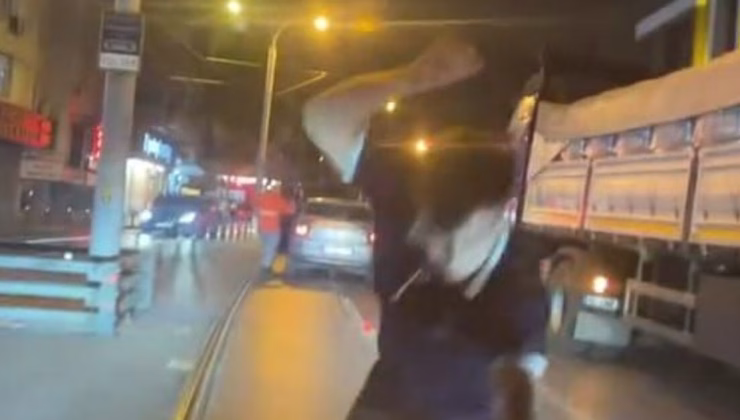 Güngören’de yol verme kavgasında otomobilin camını yumrukla kırdı