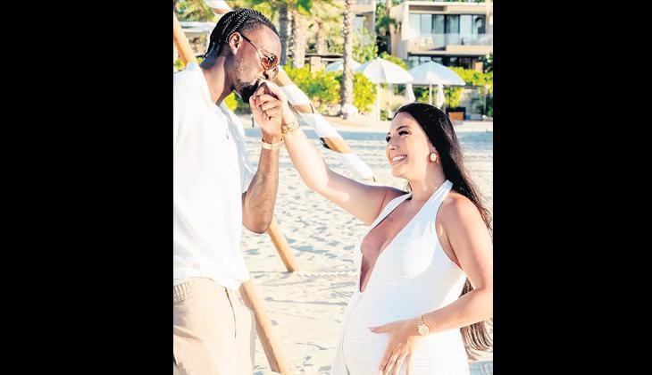 Hamile sevgilisine diz çöktü