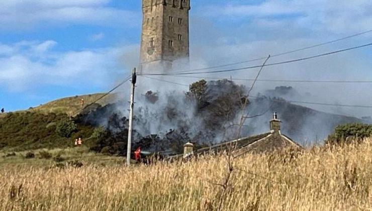 İngiltere’de Castle Hill Tepesi’nde yangın