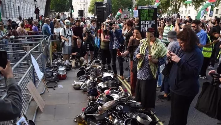 İngiltere’de tencere ve tavalarla İsrail protestosu