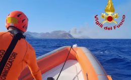 İtalya alev alev yanıyor! 102 kişi deniz yoluyla tahliye edildi