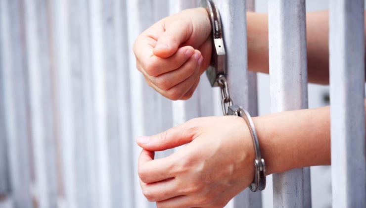 Tahliye olan arkadaşının çantasına saklanarak hapisten kaçtı