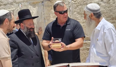 ABD’li generalden veda turu: Kipa taktı, Ağlama Duvarı’na koştu