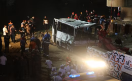 Feci kaza: Yolcu otobüsü dere yatağına devrildi, 18 kişi boğuldu