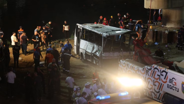 Feci kaza: Yolcu otobüsü dere yatağına devrildi, 18 kişi boğuldu
