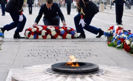 Fransa’da skandal: Savaş anıtı ateşinden sigara yaktı