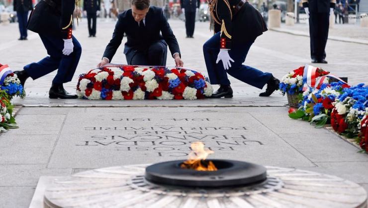 Fransa’da skandal: Savaş anıtı ateşinden sigara yaktı