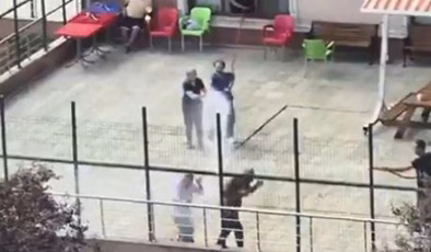 Hem serinledi hem eğlendiler… Engelli bireylerle bakıcıların su savaşı kamerada