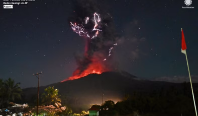 Lewotobi Laki-Laki Yanardağı patladı