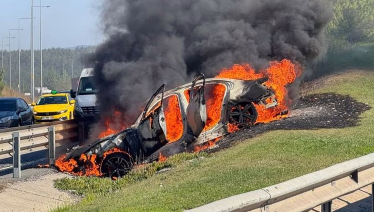 Ümraniye’de kaza yapan otomobil yandı