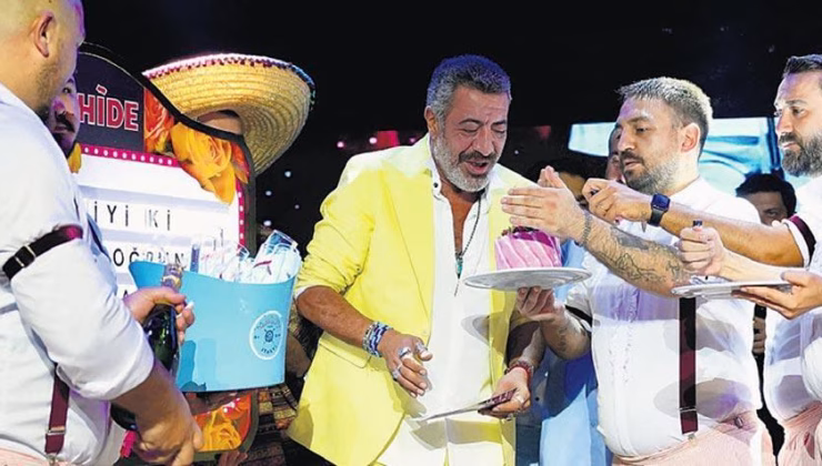 Yeni yaşını sahnede kutladı