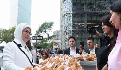 Emine Erdoğan, Türkevi’nin yakınına kurulan simit standını ziyaret etti