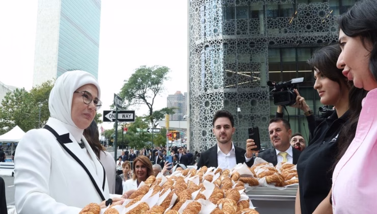 Emine Erdoğan, Türkevi’nin yakınına kurulan simit standını ziyaret etti