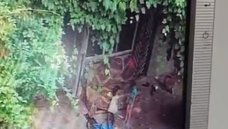 Kahreden olay kamerada! 3 yaşındaydı… Sallanmak isterken asılı kaldı!