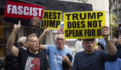 New York’ta düzenlenen Trump karşıtı protestoda göstericiler gözaltına alındı