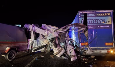 Tarsus’ta minibüs TIR’a çarptı: 3 ölü, 16 yaralı
