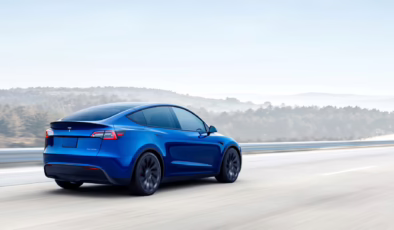 2026 Tesla Model Y İncelemesi: Ailelerin Gözdesi Geri Döndü ve Artık Daha Premium